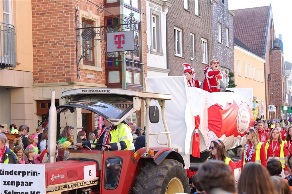 Menschen feiern Karneval in Werne