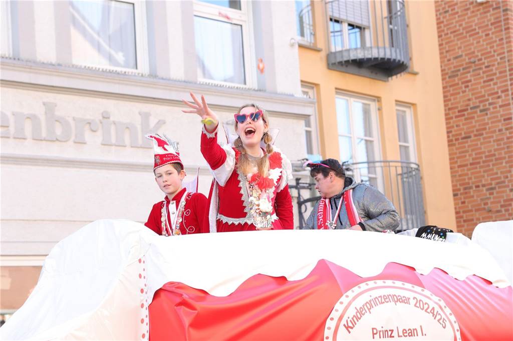 Menschen feiern Karneval in Werne