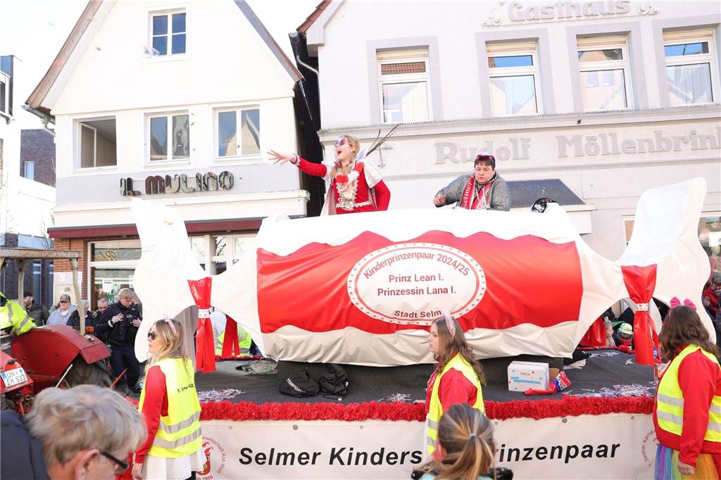 Menschen feiern Karneval in Werne