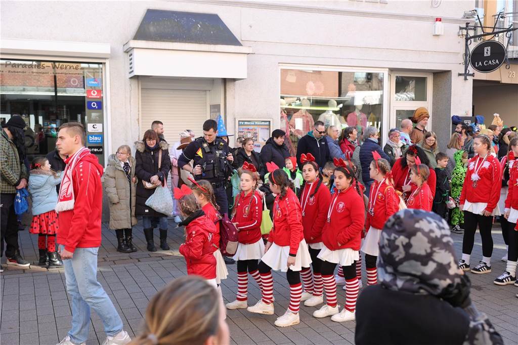 Menschen feiern Karneval in Werne