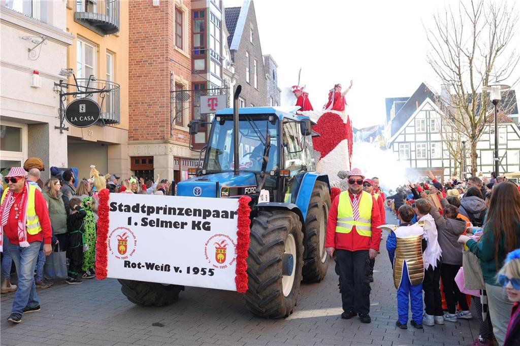 Menschen feiern Karneval in Werne