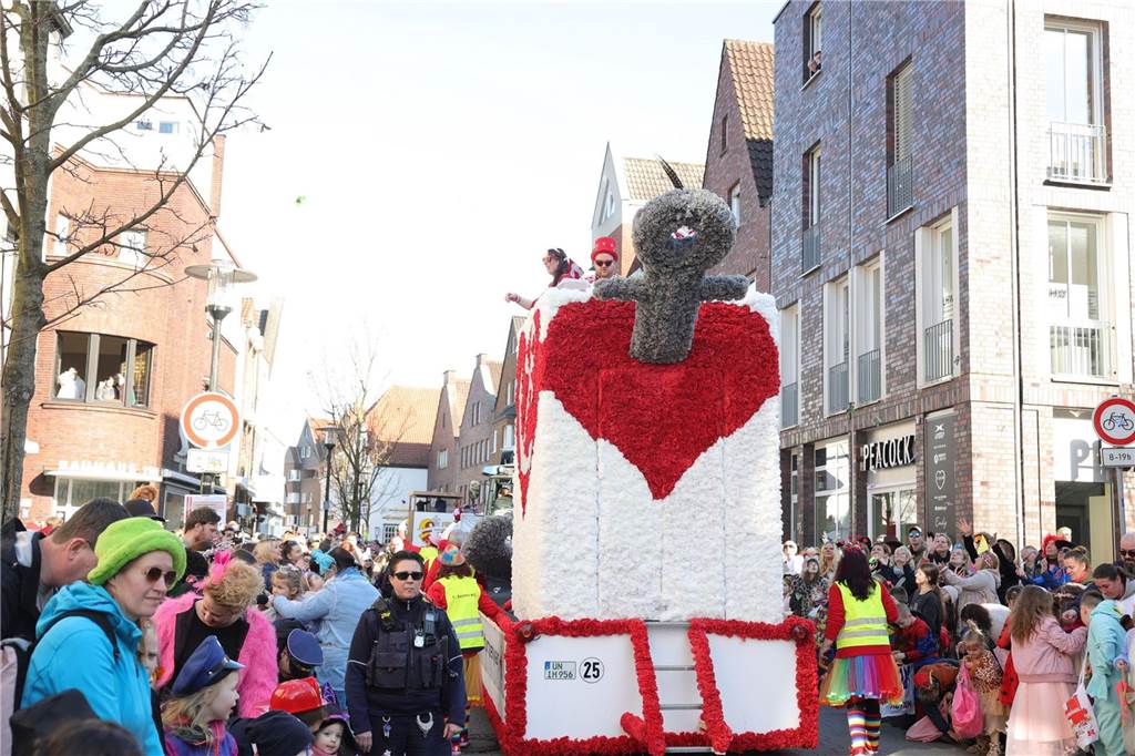 Menschen feiern Karneval in Werne