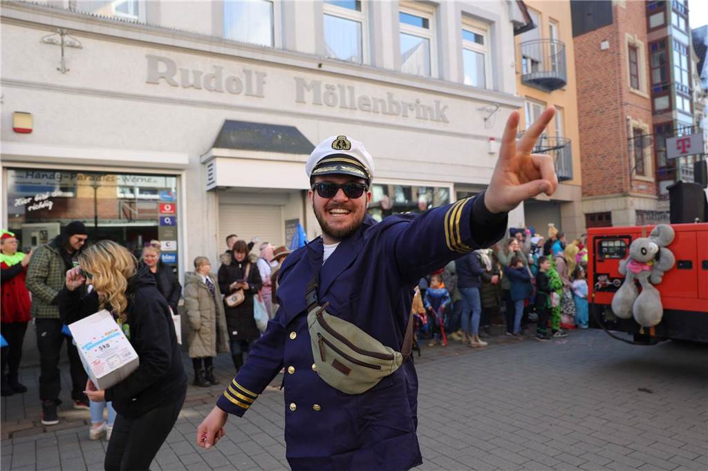 Menschen feiern Karneval in Werne