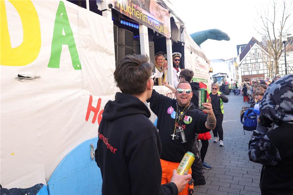 Menschen feiern Karneval in Werne