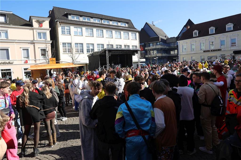 Menschen feiern Karneval in Werne