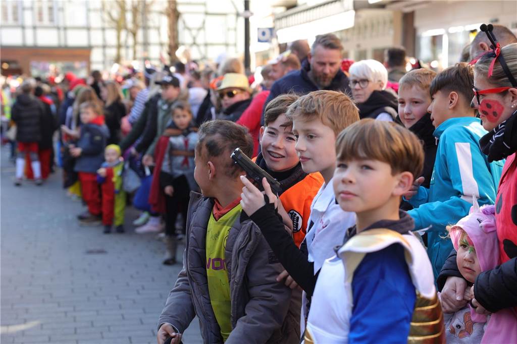 Menschen feiern Karneval in Werne