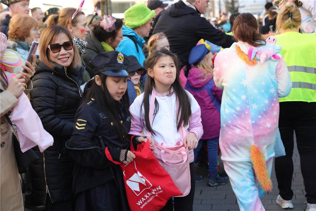 Menschen feiern Karneval in Werne