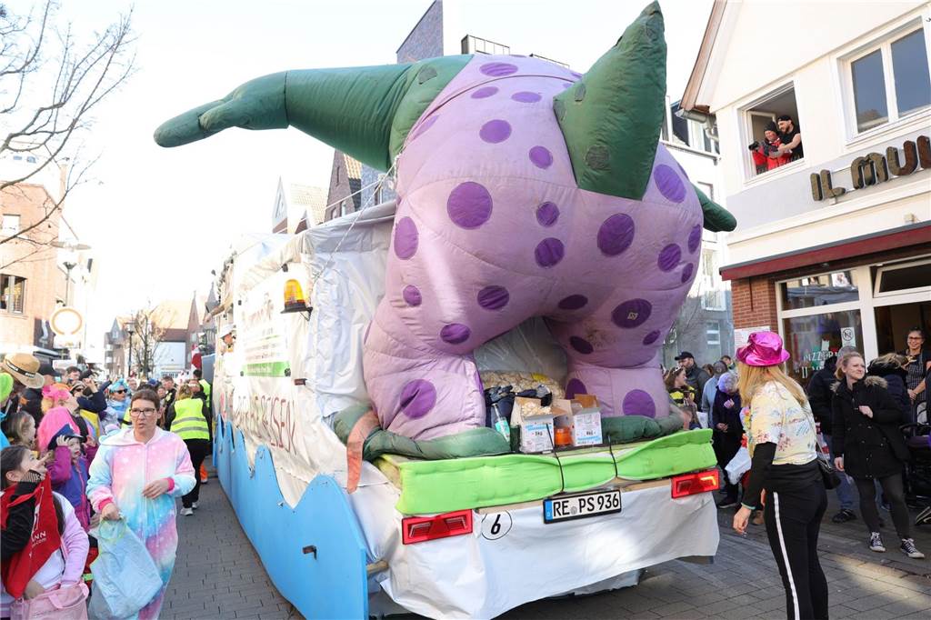 Menschen feiern Karneval in Werne