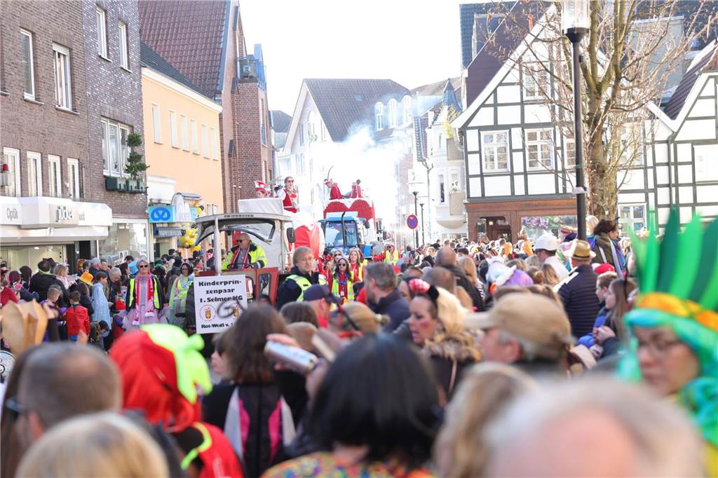 Menschen feiern Karneval in Werne