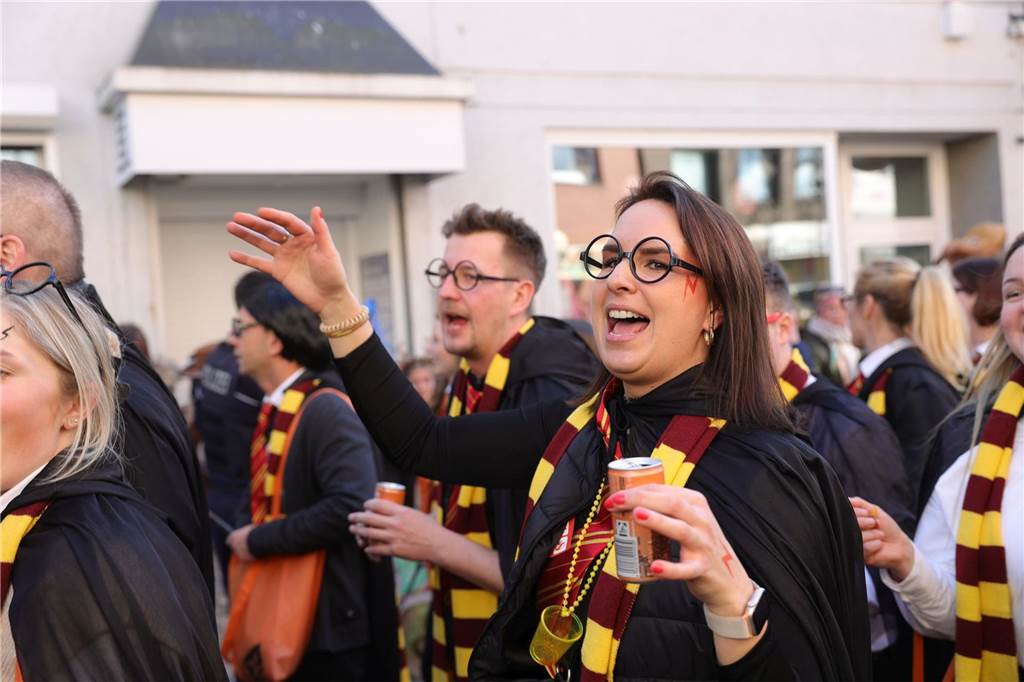 Menschen feiern Karneval in Werne