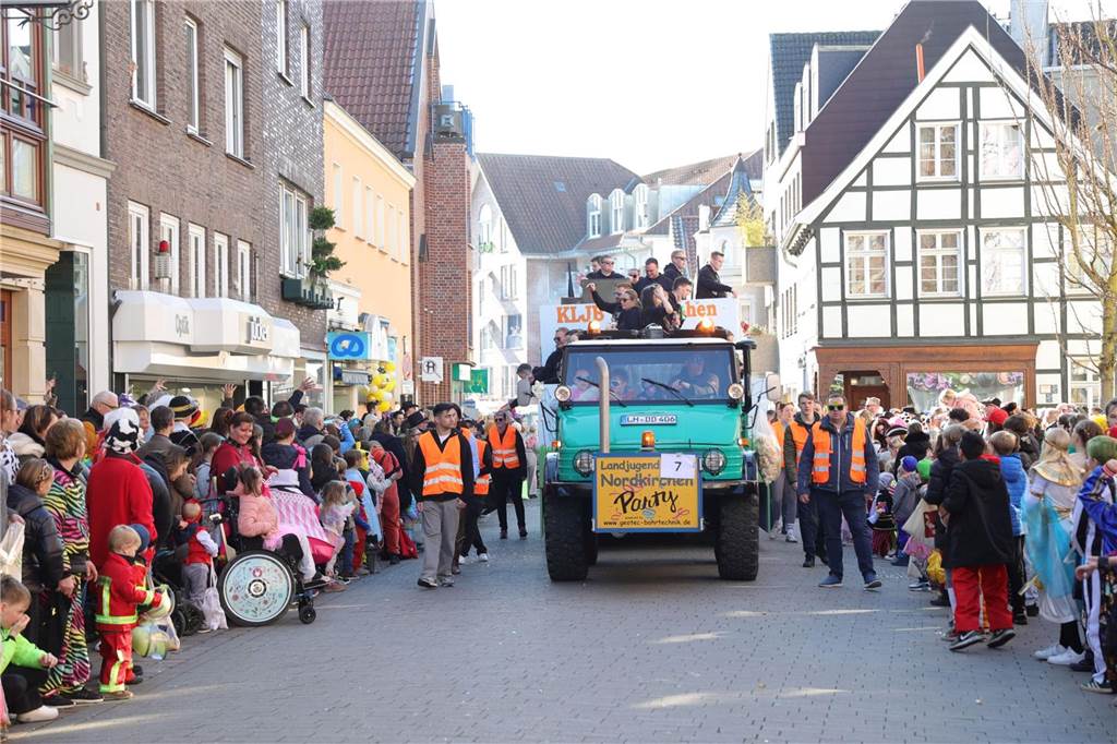 Menschen feiern Karneval in Werne