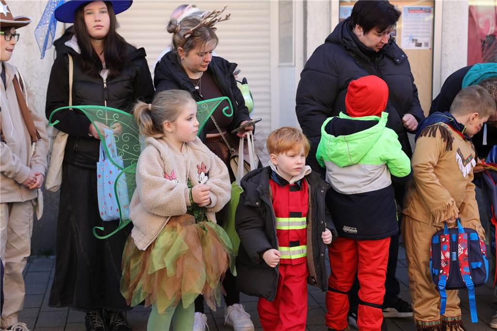 Menschen feiern Karneval in Werne