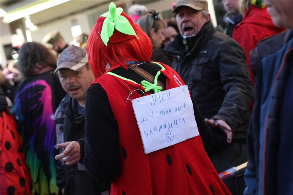 Menschen feiern Karneval in Werne