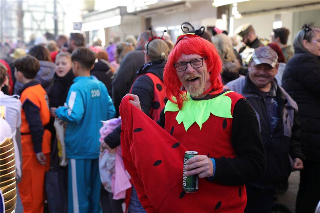 Menschen feiern Karneval in Werne