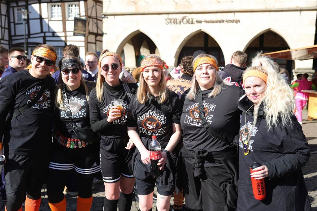 Menschen feiern Karneval in Werne
