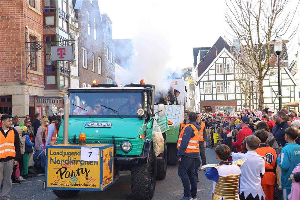 Menschen feiern Karneval in Werne