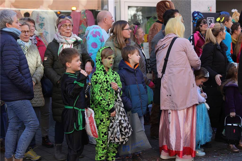Menschen feiern Karneval in Werne