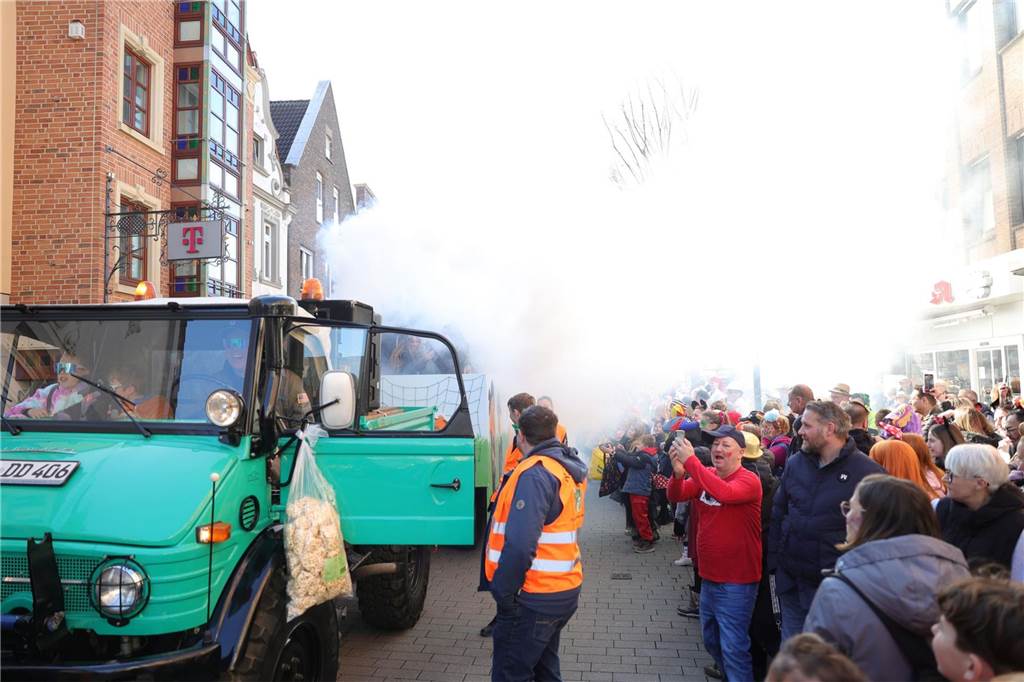 Menschen feiern Karneval in Werne