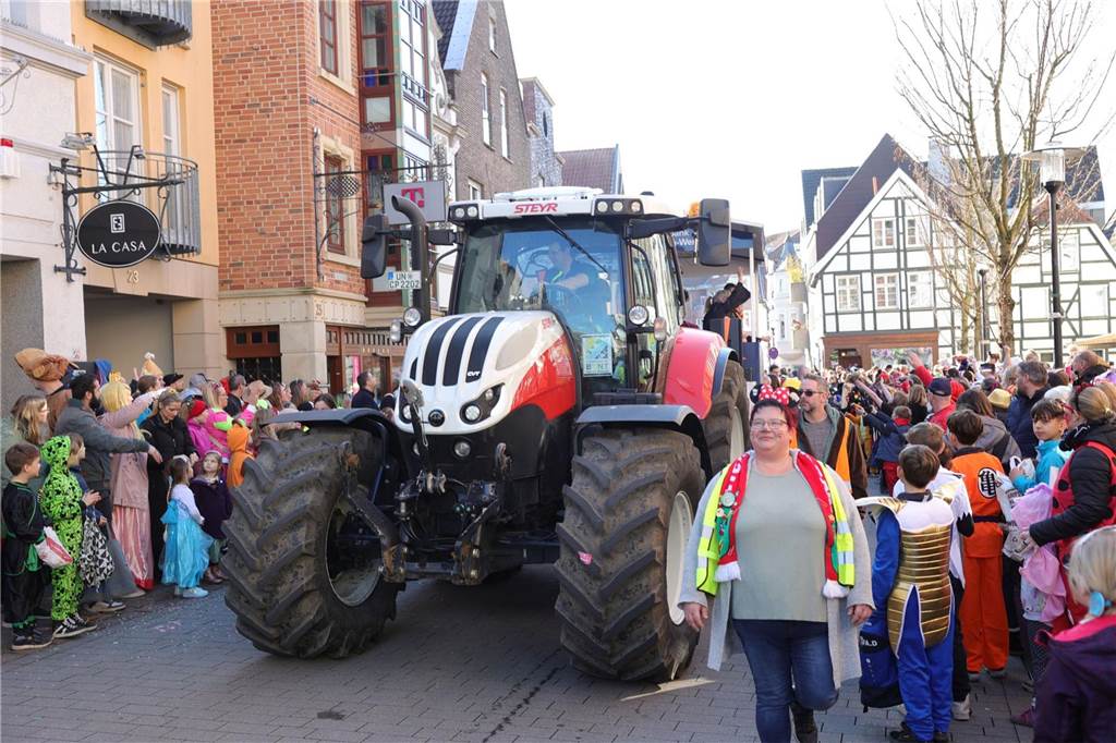 Menschen feiern Karneval in Werne