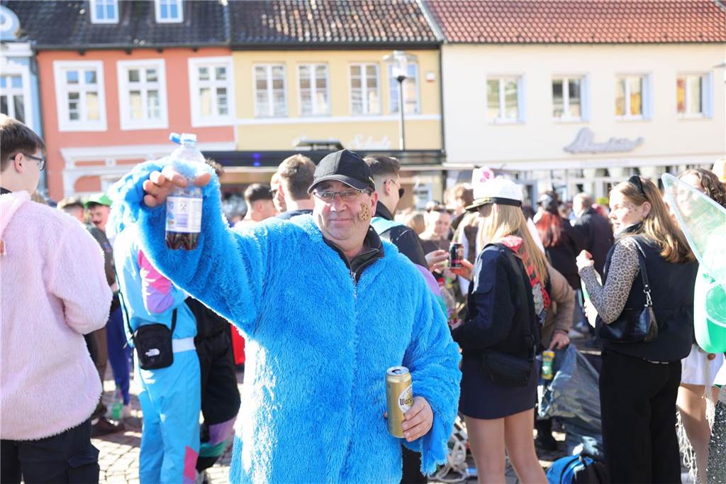 Menschen feiern Karneval in Werne
