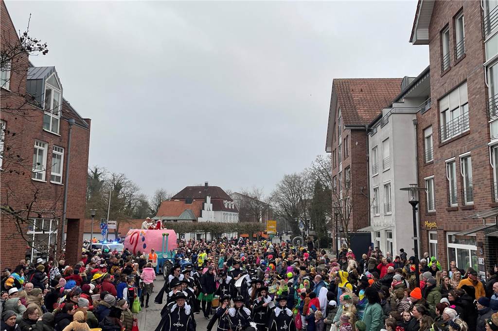 Viele Fotos vom Karnevalsumzug in Werne 2023: Tausende Besucher in der Innenstadt Eindrücke vom Karnevalsumzug in Werne