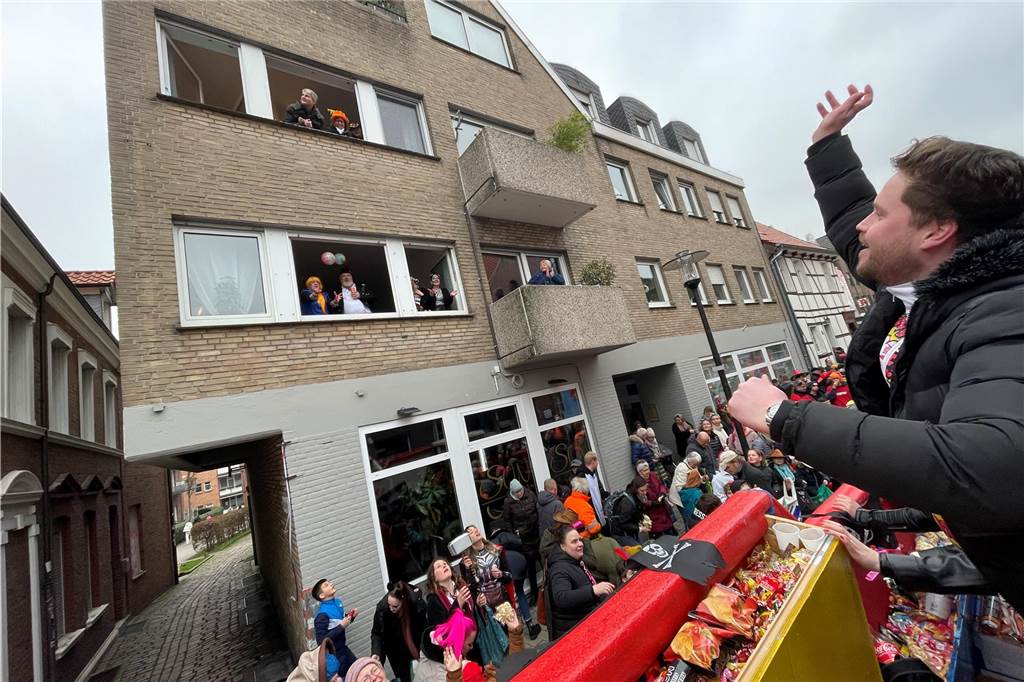 Viele Fotos vom Karnevalsumzug in Werne 2023: Tausende Besucher in der Innenstadt Eindrücke vom Karnevalsumzug in Werne