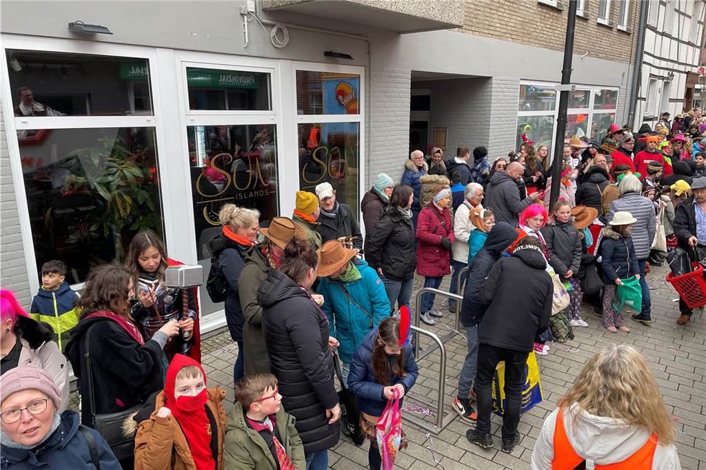 Viele Fotos vom Karnevalsumzug in Werne 2023: Tausende Besucher in der Innenstadt Eindrücke vom Karnevalsumzug in Werne