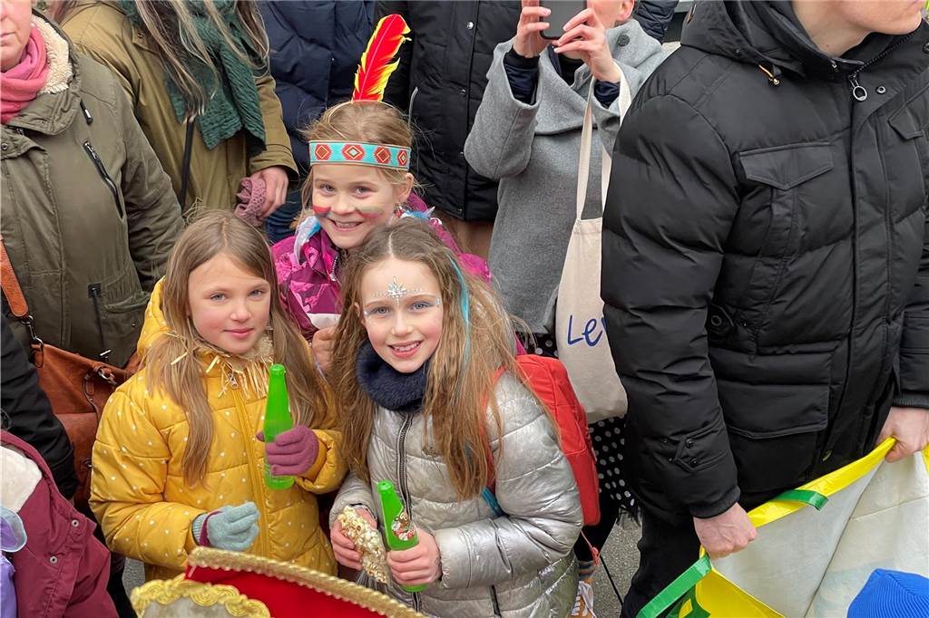 Viele Fotos vom Karnevalsumzug in Werne 2023: Tausende Besucher in der Innenstadt Eindrücke vom Karnevalsumzug in Werne