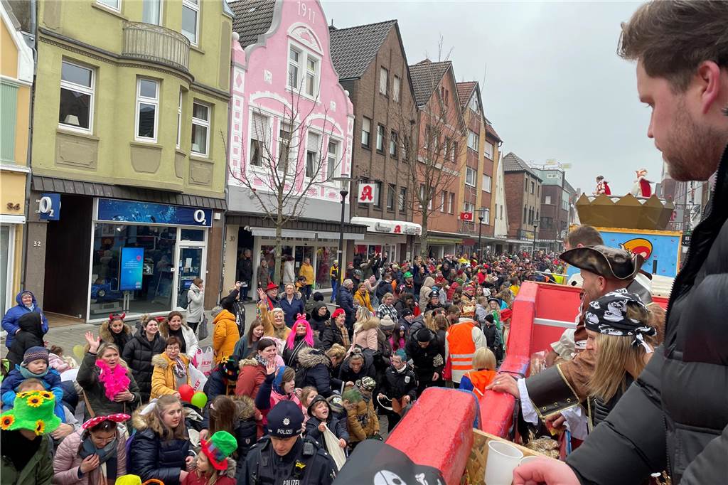 Viele Fotos vom Karnevalsumzug in Werne 2023: Tausende Besucher in der Innenstadt Eindrücke vom Karnevalsumzug in Werne