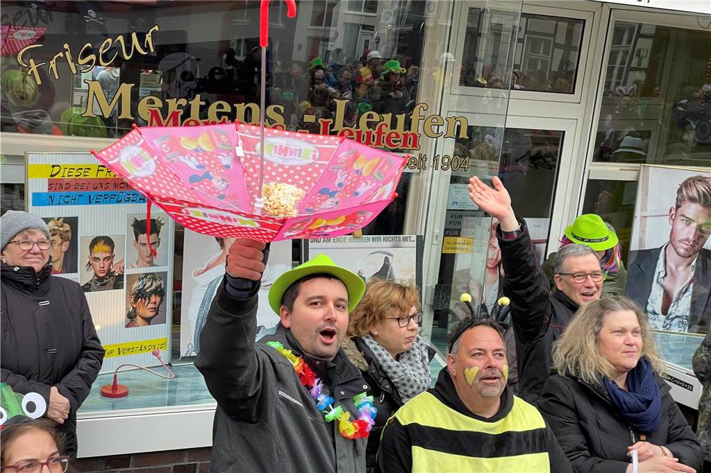 Viele Fotos vom Karnevalsumzug in Werne 2023: Tausende Besucher in der Innenstadt Eindrücke vom Karnevalsumzug in Werne
