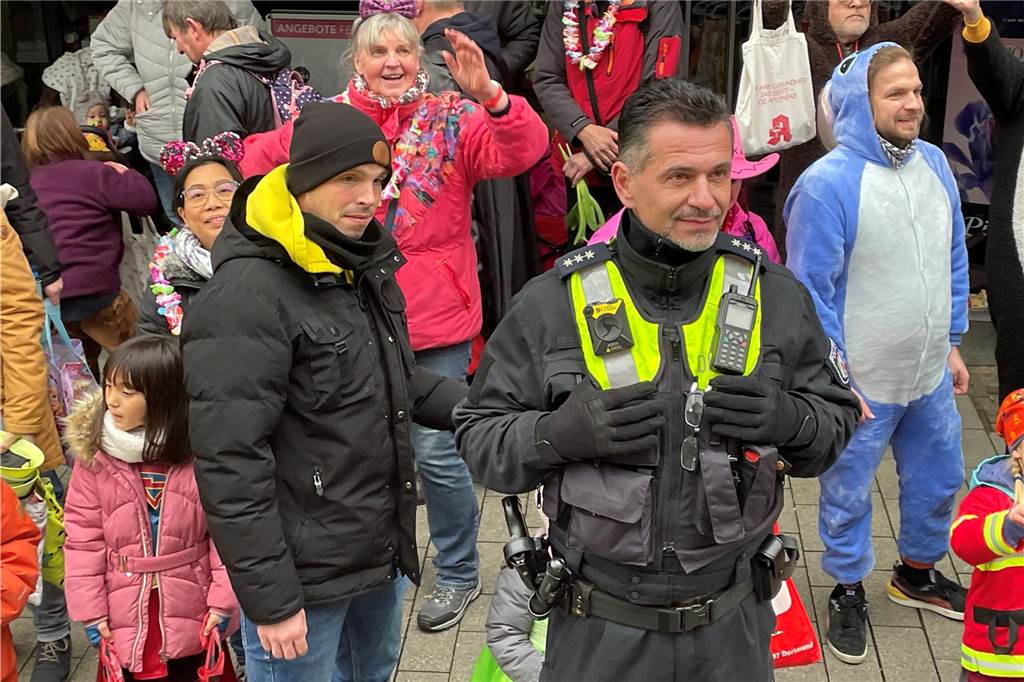 Viele Fotos vom Karnevalsumzug in Werne 2023: Tausende Besucher in der Innenstadt Eindrücke vom Karnevalsumzug in Werne