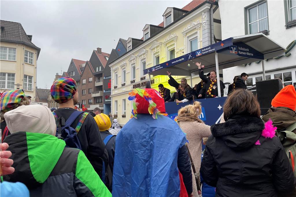 Viele Fotos vom Karnevalsumzug in Werne 2023: Tausende Besucher in der Innenstadt Eindrücke vom Karnevalsumzug in Werne