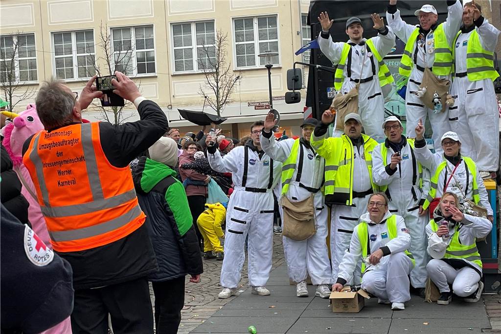 Viele Fotos vom Karnevalsumzug in Werne 2023: Tausende Besucher in der Innenstadt Eindrücke vom Karnevalsumzug in Werne