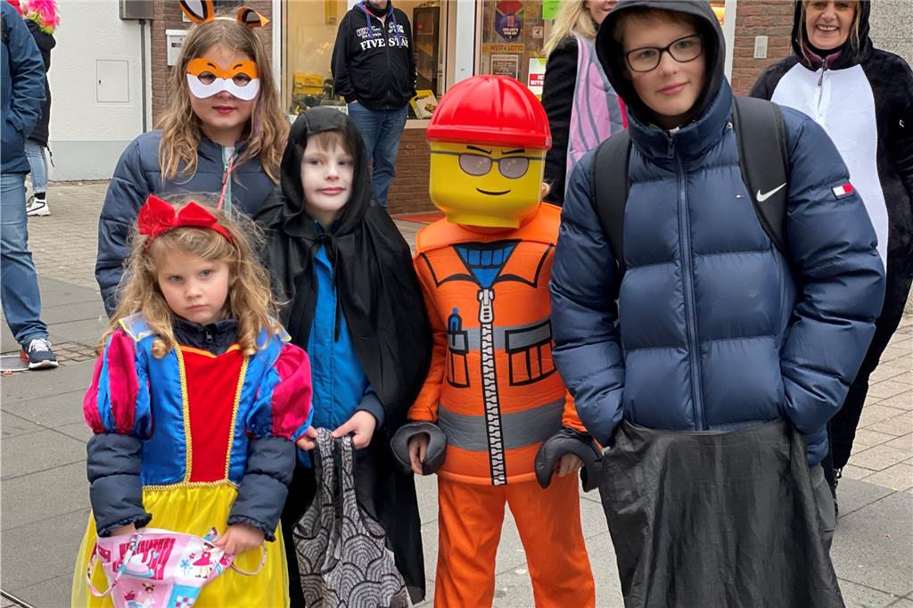 Viele Fotos vom Karnevalsumzug in Werne 2023: Tausende Besucher in der Innenstadt Eindrücke vom Karnevalsumzug in Werne