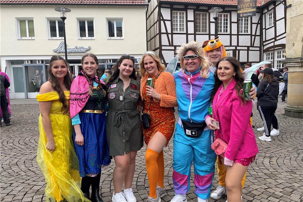 Viele Fotos vom Karnevalsumzug in Werne 2023: Tausende Besucher in der Innenstadt Eindrücke vom Karnevalsumzug in Werne