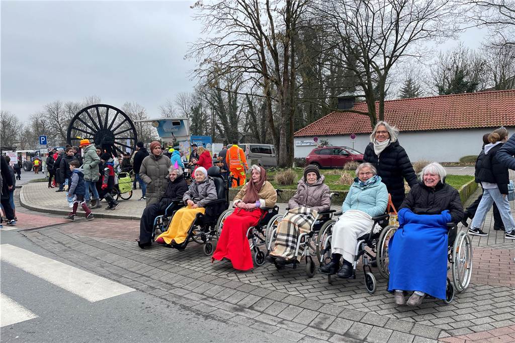 Viele Fotos vom Karnevalsumzug in Werne 2023: Tausende Besucher in der Innenstadt Eindrücke vom Karnevalsumzug in Werne