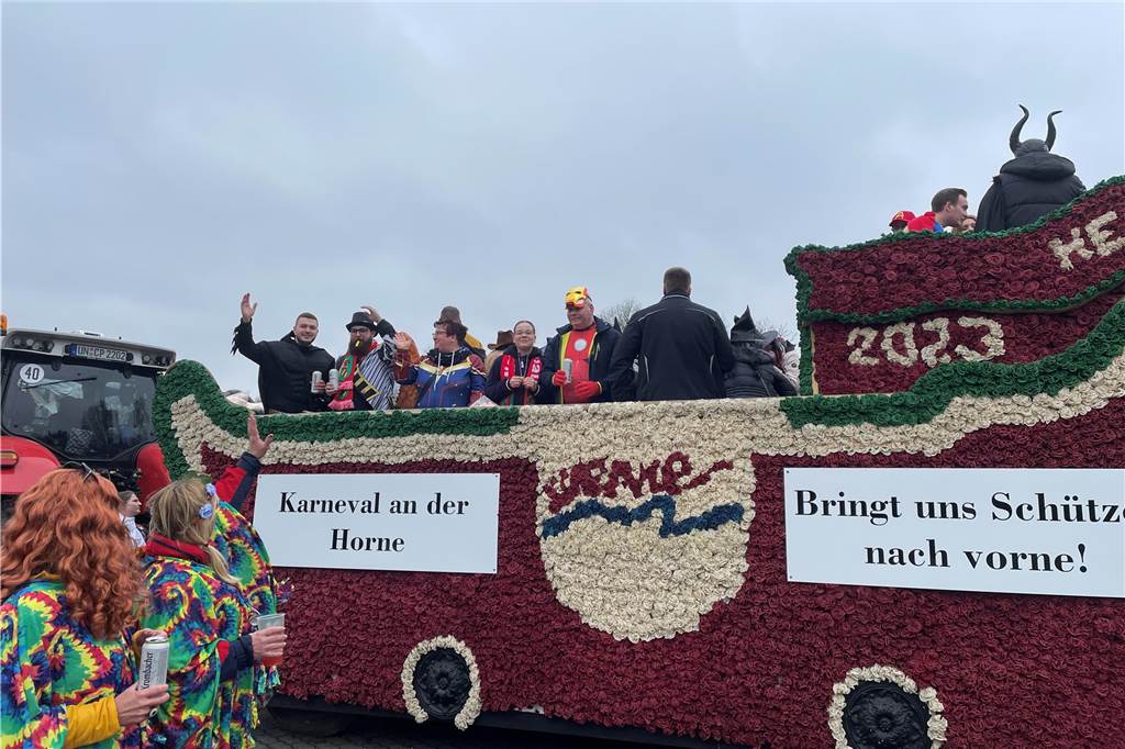 Viele Fotos vom Karnevalsumzug in Werne 2023: Tausende Besucher in der Innenstadt Eindrücke vom Karnevalsumzug in Werne