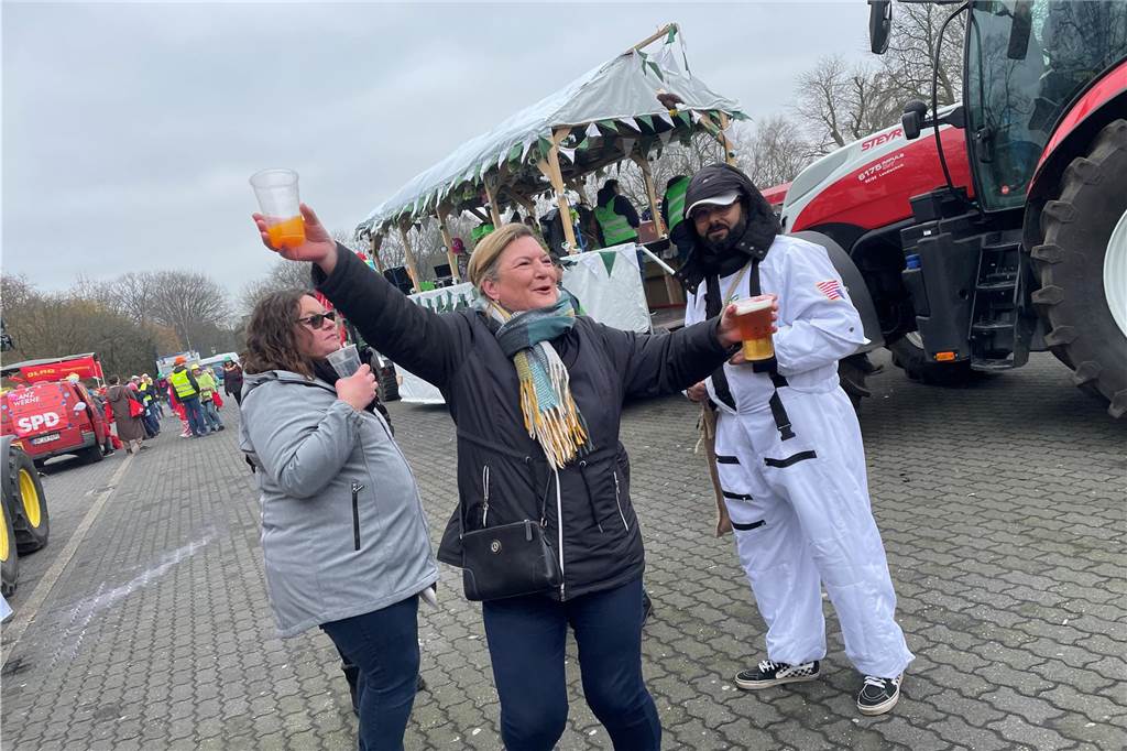 Viele Fotos vom Karnevalsumzug in Werne 2023: Tausende Besucher in der Innenstadt Eindrücke vom Karnevalsumzug in Werne