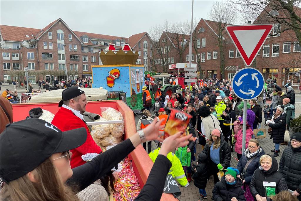 Viele Fotos vom Karnevalsumzug in Werne 2023: Tausende Besucher in der Innenstadt Eindrücke vom Karnevalsumzug in Werne