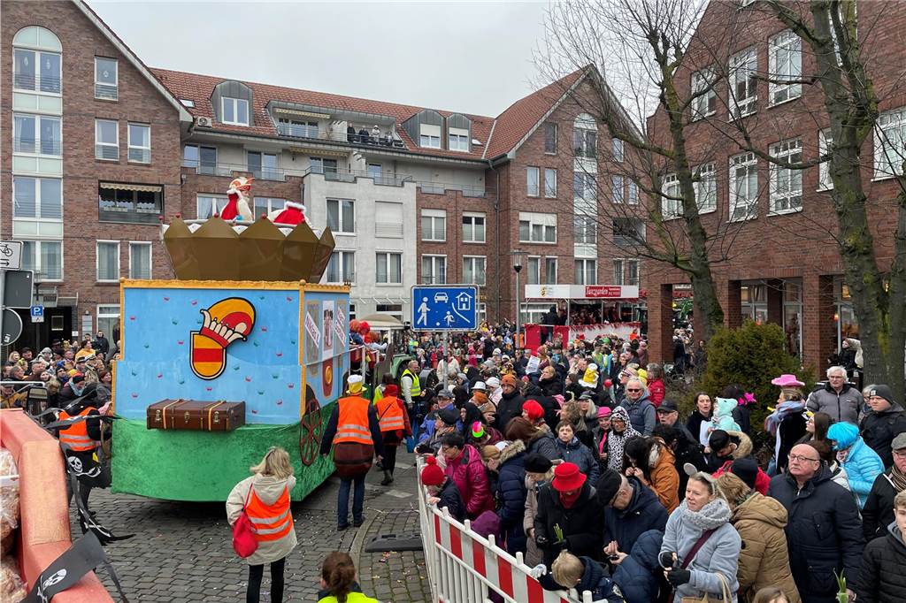 Viele Fotos vom Karnevalsumzug in Werne 2023: Tausende Besucher in der Innenstadt Eindrücke vom Karnevalsumzug in Werne