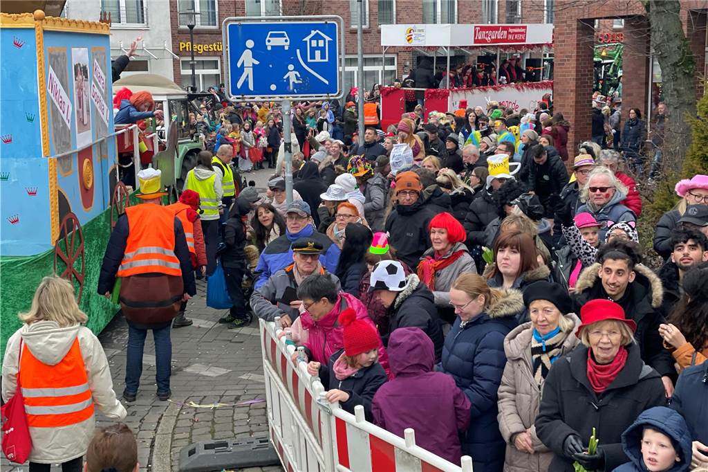 Viele Fotos vom Karnevalsumzug in Werne 2023: Tausende Besucher in der Innenstadt Eindrücke vom Karnevalsumzug in Werne