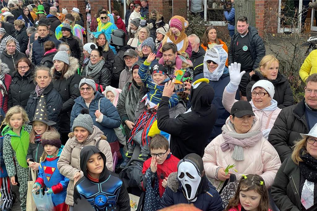 Viele Fotos vom Karnevalsumzug in Werne 2023: Tausende Besucher in der Innenstadt Eindrücke vom Karnevalsumzug in Werne
