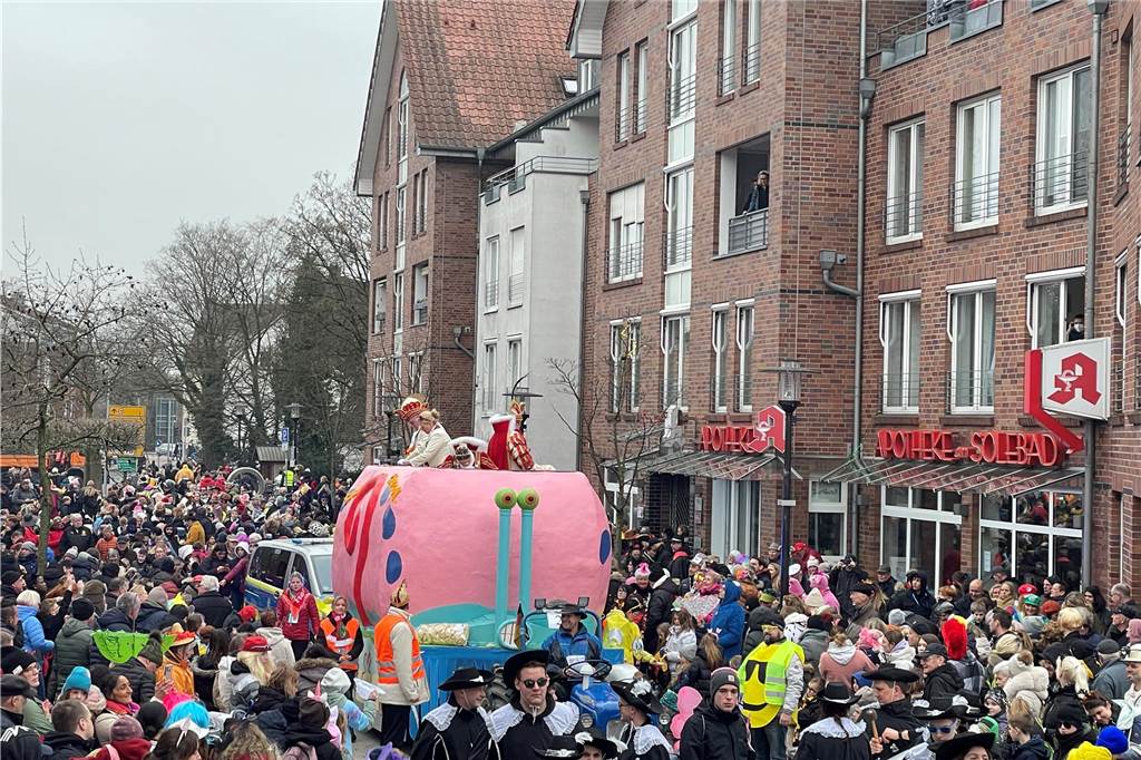 Viele Fotos vom Karnevalsumzug in Werne 2023: Tausende Besucher in der Innenstadt Eindrücke vom Karnevalsumzug in Werne