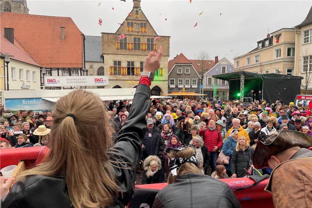 Viele Fotos vom Karnevalsumzug in Werne 2023: Tausende Besucher in der Innenstadt Eindrücke vom Karnevalsumzug in Werne