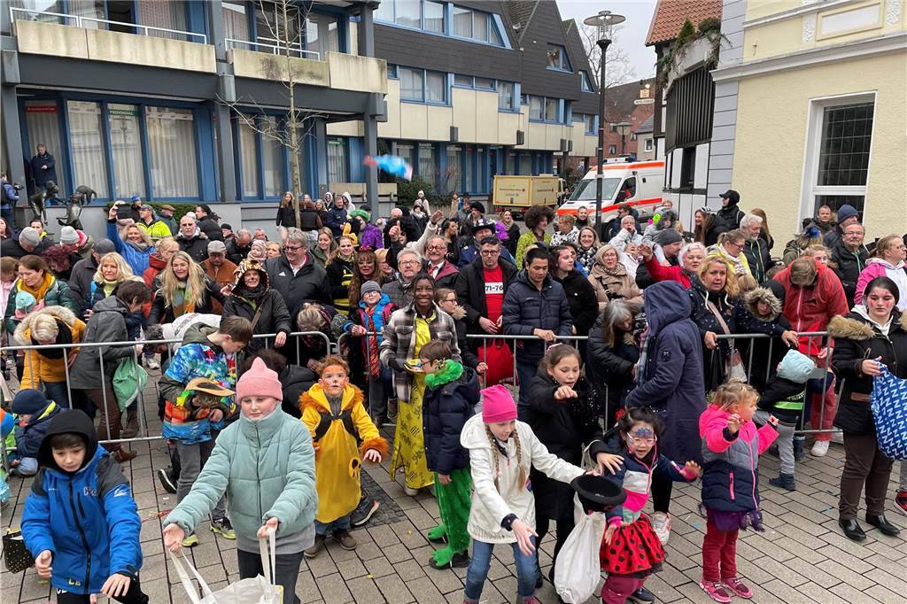 Viele Fotos vom Karnevalsumzug in Werne 2023: Tausende Besucher in der Innenstadt Eindrücke vom Karnevalsumzug in Werne