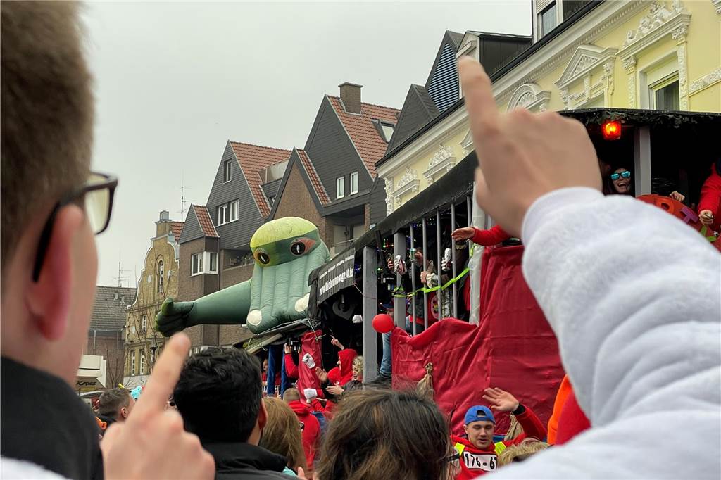Viele Fotos vom Karnevalsumzug in Werne 2023: Tausende Besucher in der Innenstadt Eindrücke vom Karnevalsumzug in Werne