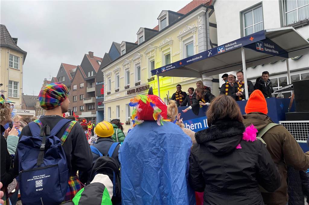 Viele Fotos vom Karnevalsumzug in Werne 2023: Tausende Besucher in der Innenstadt Eindrücke vom Karnevalsumzug in Werne