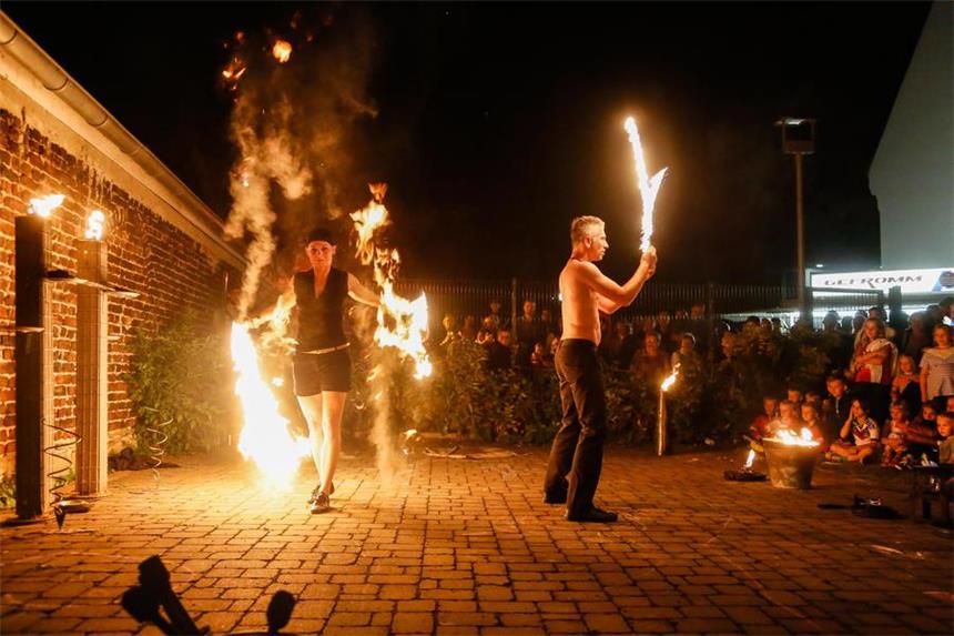 So feurig ging es beim Lichterfest in Brackel zu Eindrücke vom Lichterfest der evangelischen Kirchengemeinde Brackel.