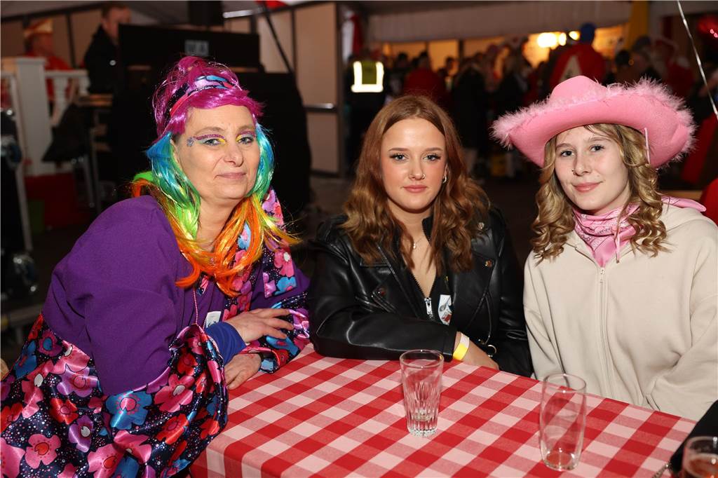 Super Stimmung beim Karneval in Olfen: Über 100 Bilder vom Prinzenball Eindrücke vom Prinzenball in Olfen am Sonntagabend