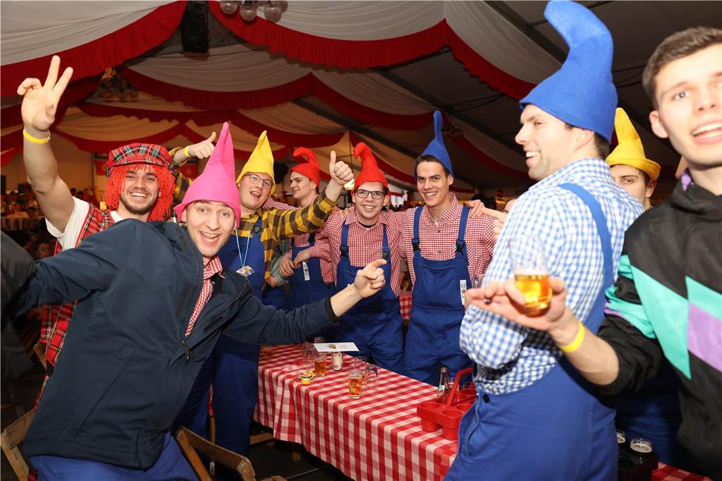 Super Stimmung beim Karneval in Olfen: Über 100 Bilder vom Prinzenball Eindrücke vom Prinzenball in Olfen am Sonntagabend